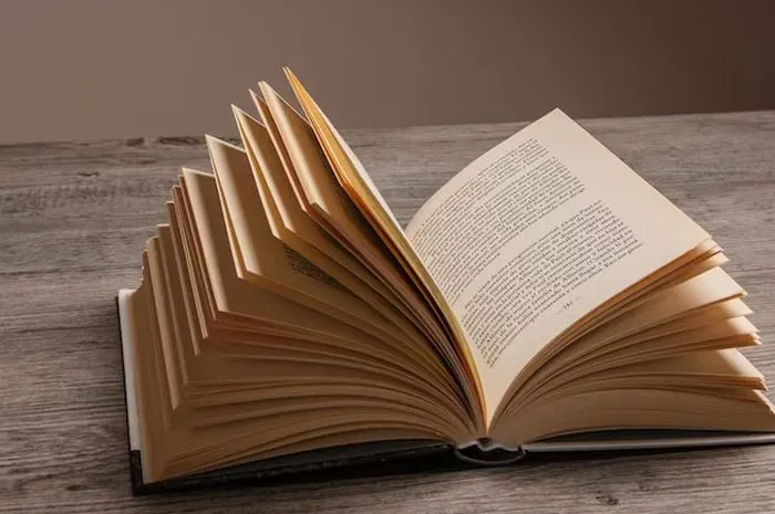 Mengapa Buku Cetak Masih Penting di Era Digital?